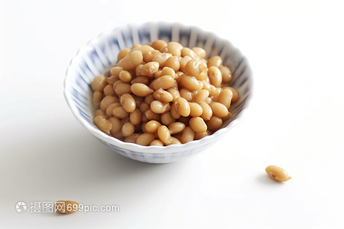 白色背景上的納豆